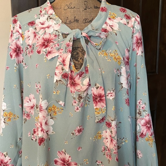 Pretty floral blouse-New with tag! - Picture 3 of 5